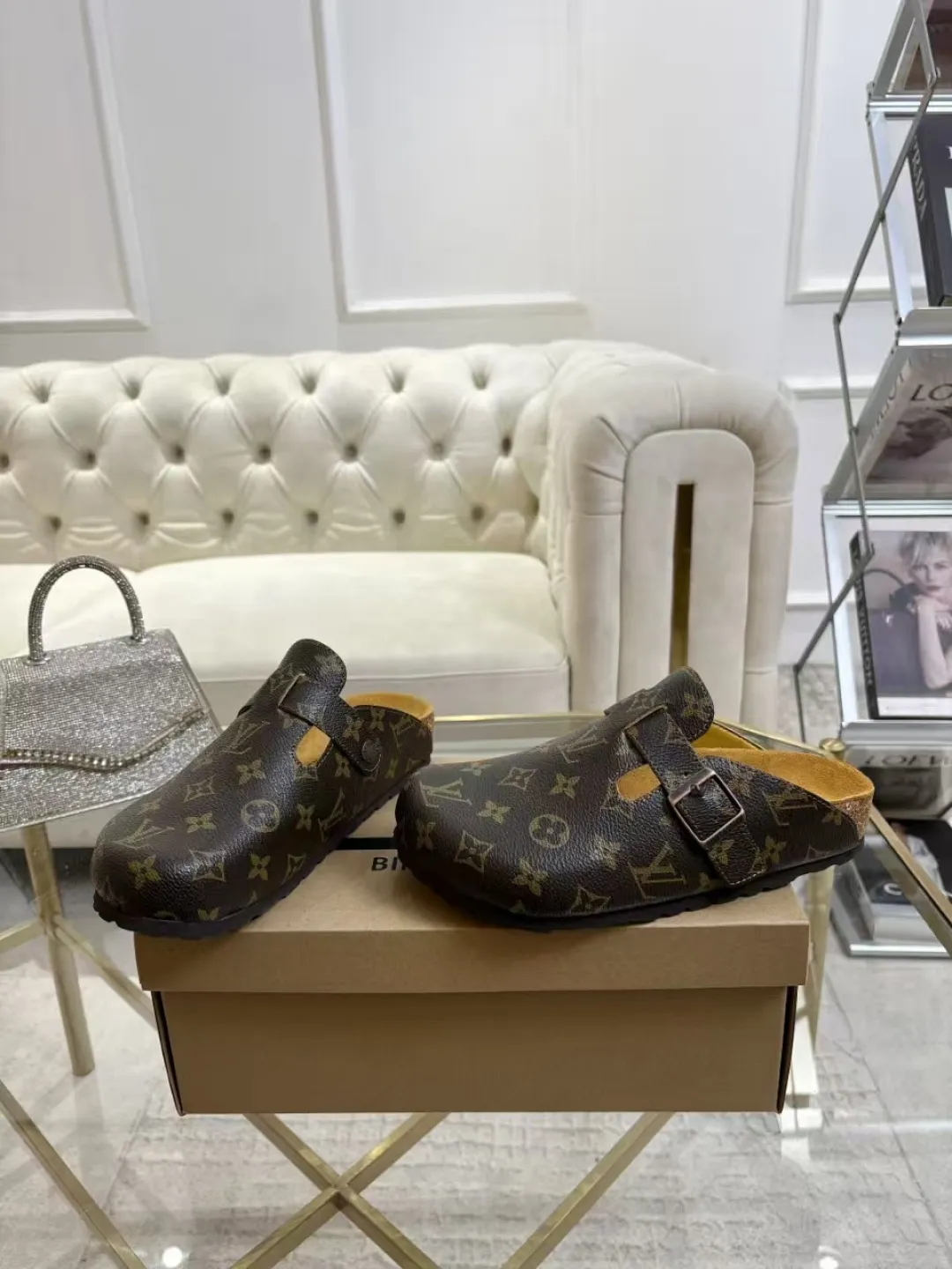 Women's p560 Men's p580 ✨ LV couple's toe-cap slippers | Full of high-end feel, you can walk with wind! ✨ This pair of LV classic toe-cap slippers is simply a "walking grass-planting machine"! Original three-dimensional embossed cowhide + cowhide fabric, the texture is high-end at first glance, and you will become a rich daughter/son in seconds ~💅 🌟 Why must you join TA? ✔️ Original embossed cowhide - clear texture but not cheap, classic presbyopia yyds ✔️ Belt buckle + metal logo - ecstatic control of details, exquisite to the heel! ✔️ Sheepskin lining + cushioned footbed - it feels like stepping on clouds ☁️, and you won’t feel tired when you go shopping~ ✔️ Non-slip rubber sole - walking is as stable as a mountain, and you are not afraid of slipping on rainy days!  👫 The best outfit for couples: Whether it’s shorts, T-shirts👕 or long skirts and suits👗, pairing these shoes with each other will immediately create a lazy and high-end atmosphere! Everyday outings/vacations, no matter what you shoot, it will look like a blockbuster📸🔥 The texture and foot feel that only the higher version can have, it is not a hit or a hit! Heartbeat is not as good as action. True love is true when both pairs are in pairs~💖 #LVcoupleslippers #高色综合 #好看不狠的 Feet #couples’ must-have